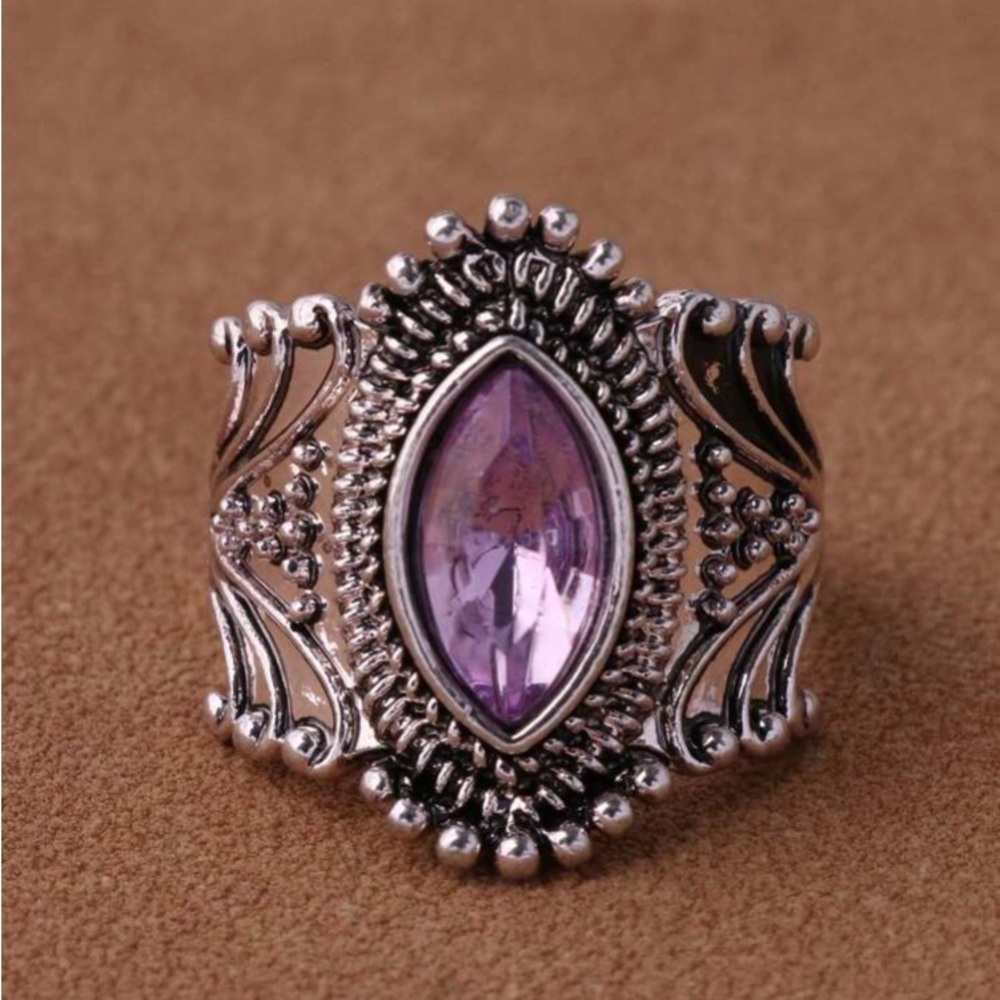 🆕 Silver Ring featuring an eye-catching Pink/Purple Marquise Cut Zirconia NEW!!